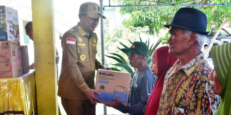 Bupati Pohuwato Serahkan Bantuan Alat Masak Listrik dari Kementerian ESDM untuk Warga Desa PK I