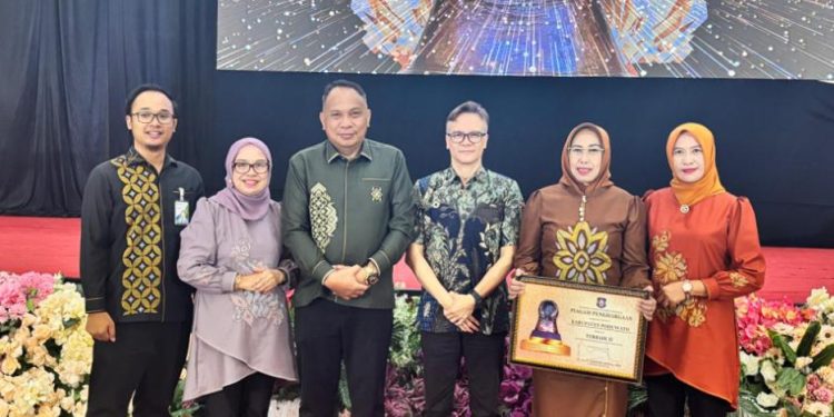 Wakili Bupati Pohuwato, Kadis Nakertrans Terima Penghargaan Paritrana Award 2024