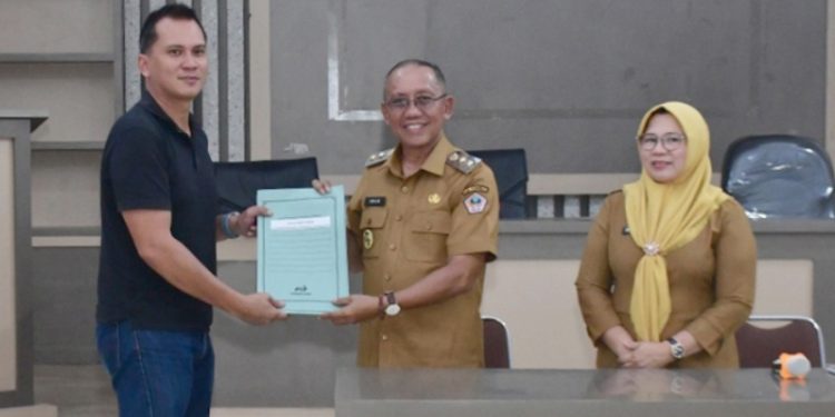 Serahkan SK Komite Medik RSUD Bumi Panua, Wabup Iwan Minta Tingkatkan Pelayanan