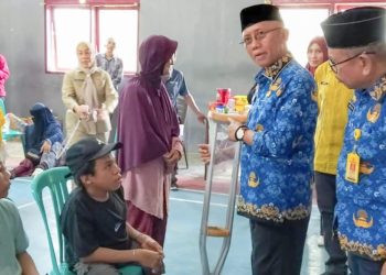 Wabup Iwan Adam Serahkan Bantuan Atensi untuk 72 Warga Pohuwato