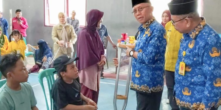 Wabup Iwan Adam Serahkan Bantuan Atensi untuk 72 Warga Pohuwato