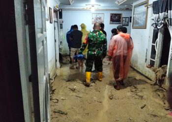 Sejak Sore Kodim 1313/Pohuwato Reaksi Cepat Tanggap Banjir di Desa Hulawa