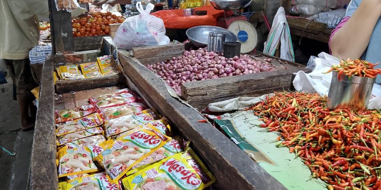 Pasar Rakyat Marisa Sepi Usai Penertiban Tambang, Omzet Pedagang Anjlok