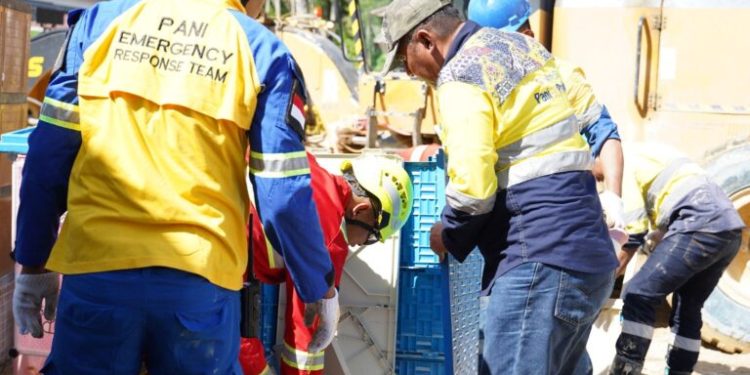 Merdeka Gold Resources Bantu Perbaikan Pipa Air Minum