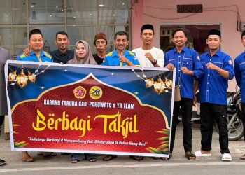 Karang Taruna Pohuwato dan YR Team Bagi 100 Paket Takjil, Hangatkan Ramadan di Desa Duhiadaa