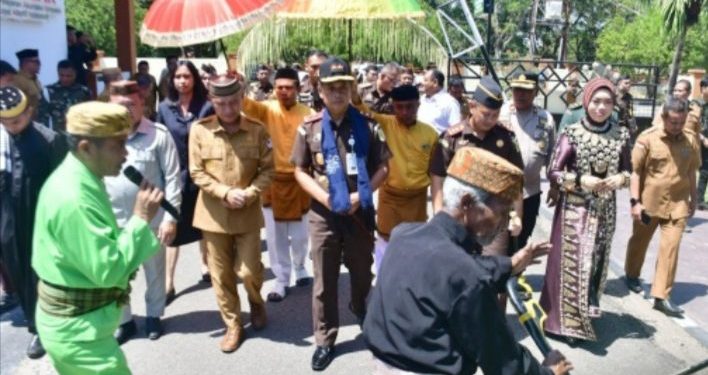 Bupati Pohuwato Sambut Kajati Gorontalo, Dengan Penghormatan Adat Mopotilolo