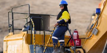 Melepas Bayang PETI: Kisah Felni Ruiba, Putri Lokal Pohuwato yang Kini Taklukkan Alat Berat di Pani Gold Mine