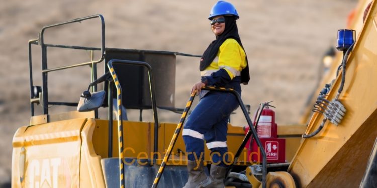 Melepas Bayang PETI: Kisah Felni Ruiba, Putri Lokal Pohuwato yang Kini Taklukkan Alat Berat di Pani Gold Mine