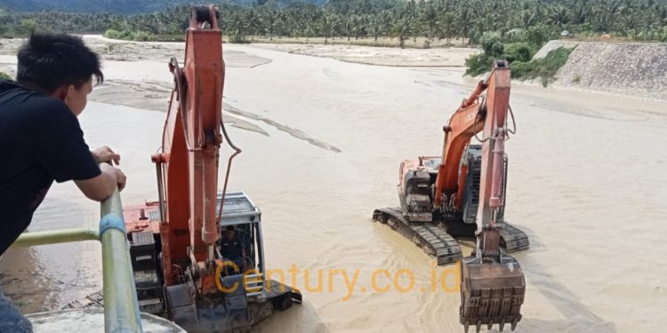 Bersama Para Penambang, YR TIM Siagakan 2 Unit Alat Berat Keruk Bendungan
