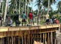 TNI dan Warga Terus Percepat Pekerjaan Pembangunan Jembatan di Desa Wonggarasi