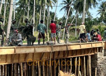 TNI dan Warga Terus Percepat Pekerjaan Pembangunan Jembatan di Desa Wonggarasi