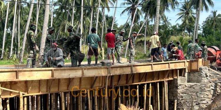 TNI dan Warga Terus Percepat Pekerjaan Pembangunan Jembatan di Desa Wonggarasi
