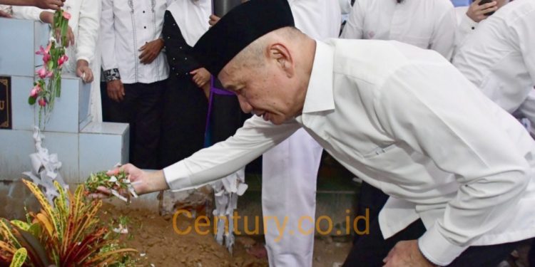 Bupati Pohuwato Lepas Jenazah KH. Fahri Djafar ke Peristirahatan Terakhir