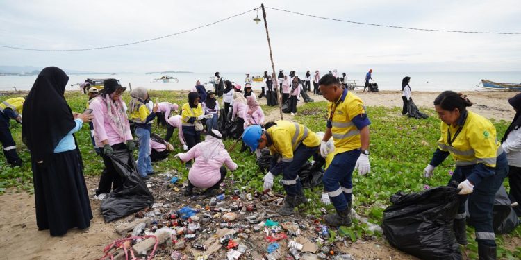 Gandeng DLH Pohuwato, Pani Gold Mine Gelar Aksi Bersih Pantai di Hari Lingkungan Hidup Sedunia