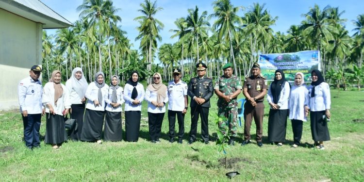 Gerakan Perempuan Tanam dan Pelihara Pohon Kembali Digelar di Wanggarasi