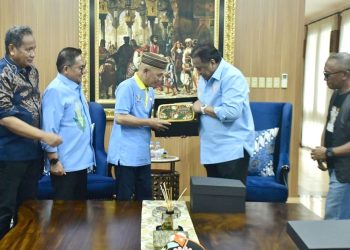 Pemkab Pohuwato Terima Radio Edisi Khusus Berlapis Emas dari Rachmat Gobel