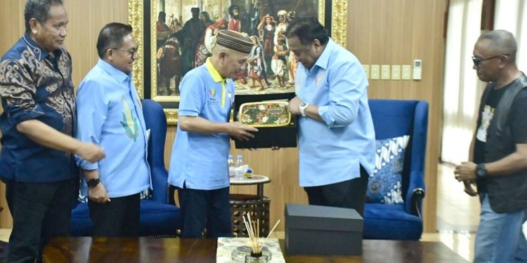Pemkab Pohuwato Terima Radio Edisi Khusus Berlapis Emas dari Rachmat Gobel